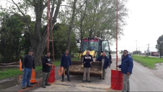 Colocan en un Rauch un arco para desinfectar vehículos que ingresan al distrito