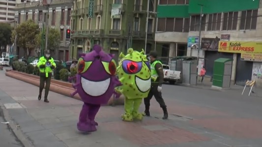 En Bolivia los policías se disfrazaron de coronavirus para visibilizar la pandemia