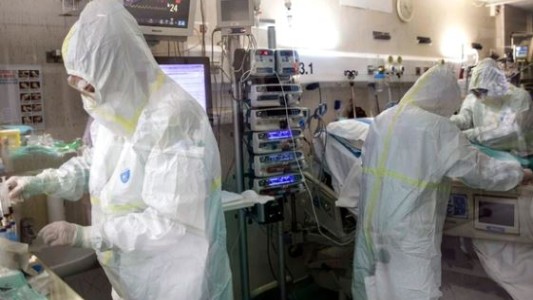 Determinan el momento en el que un infectado por coronavirus deja de contagiar