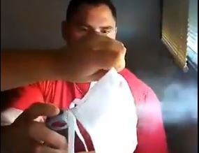 Un bombero de Tortuguitas muestra la ineficacia de los barbijos caseros