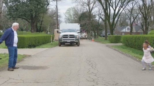 Video: el baile a distancia del abuelo con su pequeña nieta en plena cuarentena