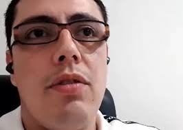 La dramática historia de un médico que vio morir a su papá por videollamada