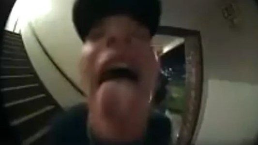 Un joven lamió el timbre de una casa en medio de la pandemia de coronavirus en Estados Unidos