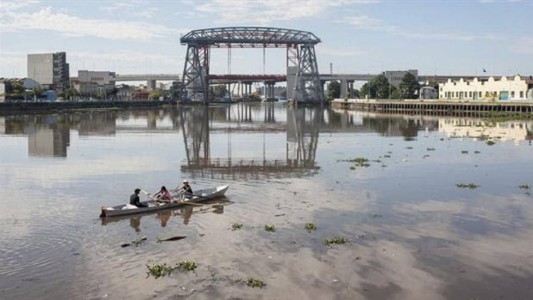 Video: aparecieron peces en las aguas del Riachuelo