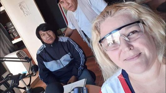 La maestra que armó un programa de radio para darle clases a los alumnos que no tienen Internet