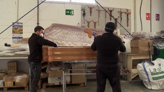 Coronavirus: Otro negocio que, lamentablmente, prospera: el de los ataúdes