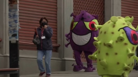 Coronavirus: Simpática campaña con virus al acecho en La Paz