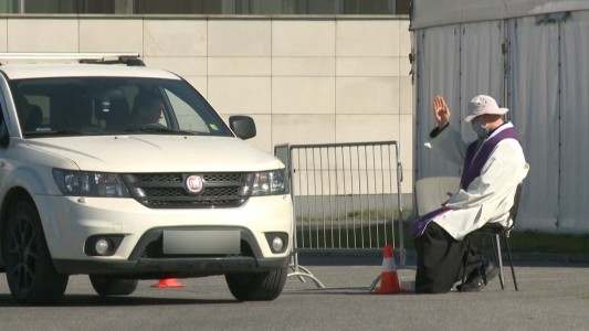 Confesarse sin bajar del auto: Semana Santa en plena pandemia de coronavirus