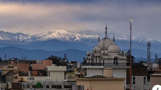 El lado b de la cuarentena: por la baja contaminación se pudo volver a ver el pico del Himalaya en la India