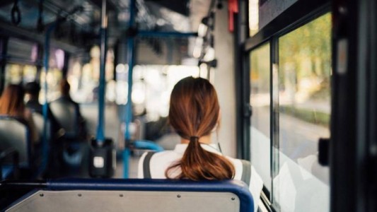 Cansada de la cuarentena, paseó durante 4 horas en micro
