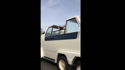 Coronavirus: Un cura repartió bendiciones desde un Papamóvil