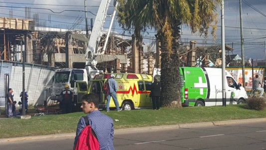 Una casa está a punto de desplomarse por una obra en construcción