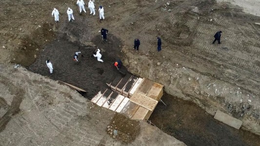 Nueva York comienza a utilizar fosas comunes por el aumento de fallecidos por coronavirus