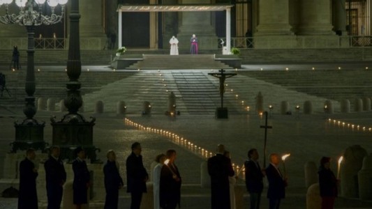 El papa Francisco encabezó un Via Crucis que pasará a la historia