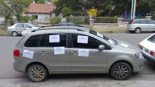 Le empapelaron el auto por estacionar y bloquear un garaje