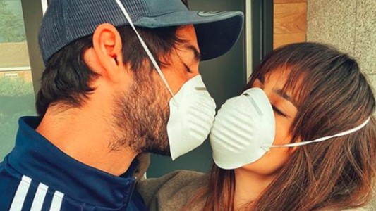 Se festeja el Día Internacional del Beso, sin beso