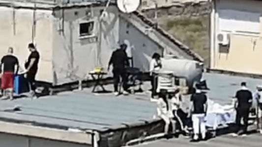 Video: hacían un asado en la terraza, llegó un helicóptero policial y le tiraron con fuegos artificiales