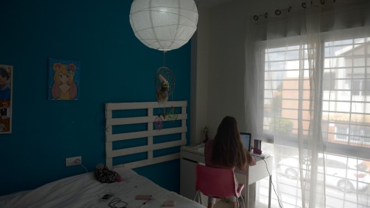 Paseo con padres, vuelta a clases y prohibición total de salidas:  cómo es el aislamiento de chicos en otros países