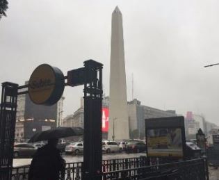 Martes nublado con lluvia