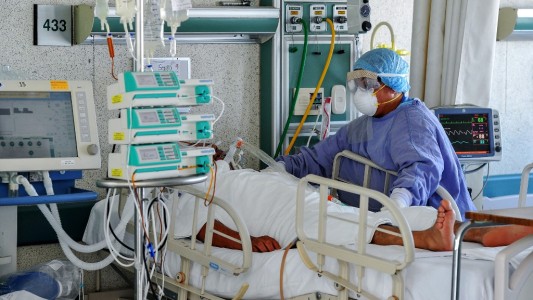 Debate médico por el uso de respiradores: ¿cuándo usarlo y a quiénes no ayuda?