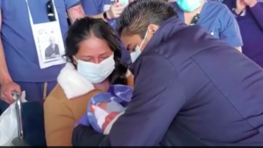 Video: el momento en que una mujer que dio a luz con coronavirus conoce a su bebé de 11 días