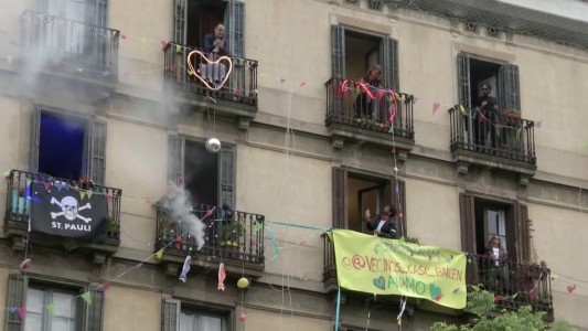 Coronavirus: Es viernes y los balcones de Barcelona lo saben