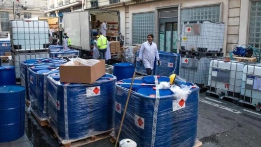 Francia: armó un laboratorio en la calle y fabrica 7 mil litros de desinfectante por día