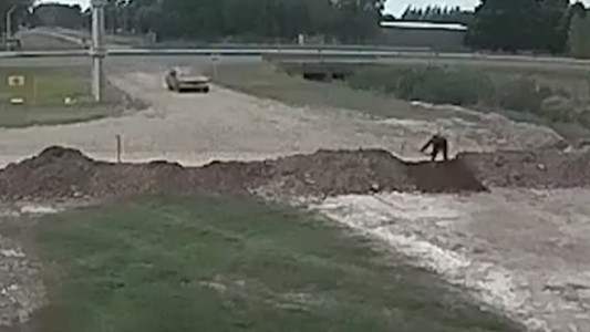 Video: con un pico, rompieron el montículo que impedía el acceso a la ciudad
