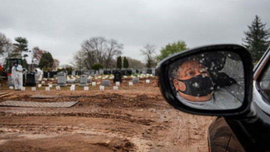 Morir en tiempos de coronavirus: el hombre que vio el entierro de su padre desde el auto