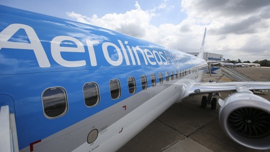 Investigan cómo el cuerpo embalsamado de un muerto por coronavirus regresó en un vuelo de repatriados