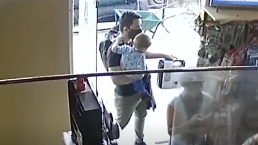 Video: una pareja robó en una ferretería con el bebé en brazos