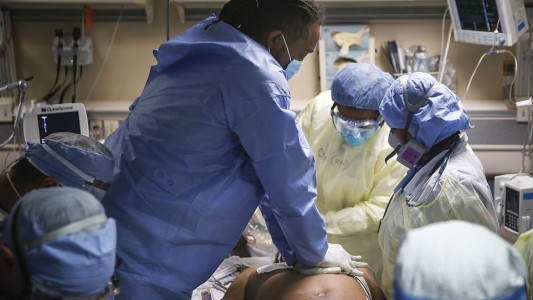 Video y fotos: el momento en que los médicos reviven a un paciente con coronavirus