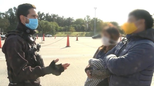 Video: una pareja llevaba oculto a un menor entre cajones de verduras para hacerlo trabajar