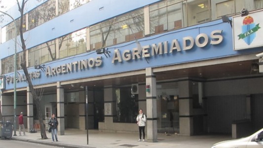 Fútbol: los jugadores, preocupados por sus salarios