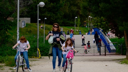 Coronavirus en España: tras seis semanas de aislamiento los niños volvieron a las calles