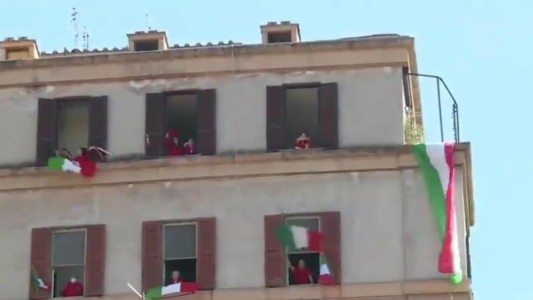 VIDEO: Con "BelIa Ciao" desde los balcones Italia recordó los 75 años de la caída del fascismo