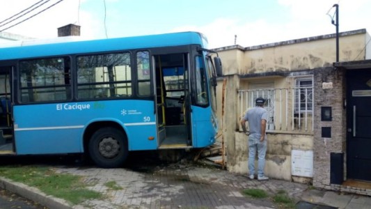 Una chofer de colectivo se desvaneció mientras manejaba y se incrustó en una casa