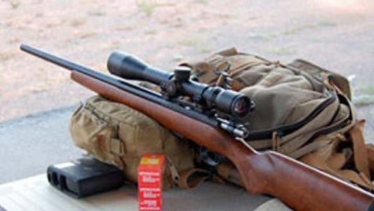 Limpiaba un rifle y baleó accidentalmente a su hijo en la cabeza