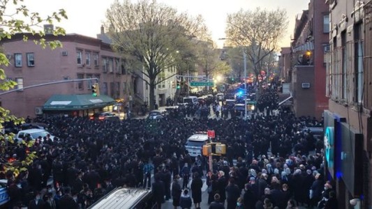 El alcalde de Nueva York dispersó un funeral judío masivo