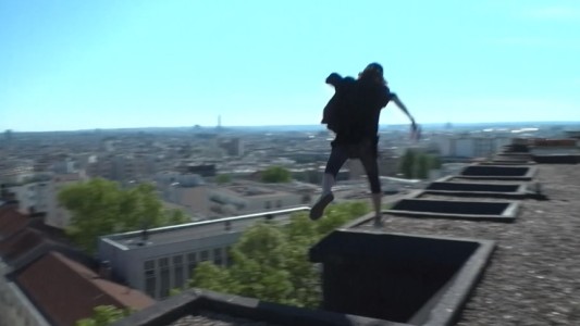 En pleno confinamiento, un joven sale a saltar por los techos