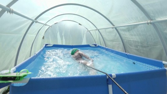 Coronavirus: La campeona de natación que entrena en un pileta minúscula