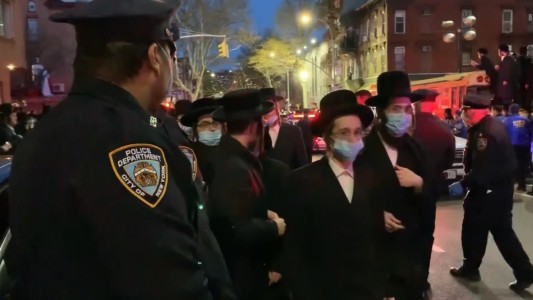 Coronavirus: El alcalde de Nueva York dispersó personalmente el funeral de un rabino