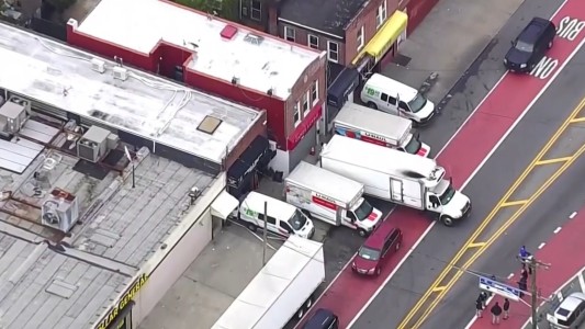 Coronavirus: Hallan decenas de cadáveres dentro de camiones frente a una funeraria