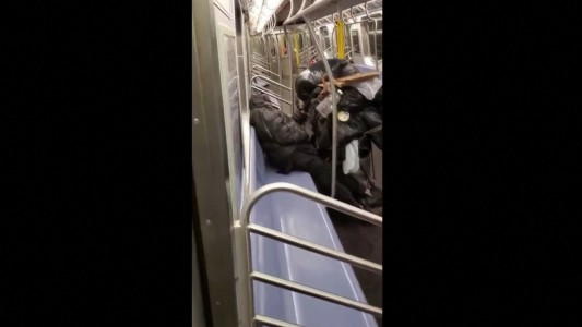 Coronavirus: Los sin techo se refugian en los subtes vacíos de Nueva York