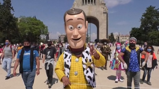 Coronavirus: Artistas callejeros desafían la cuarentena en México