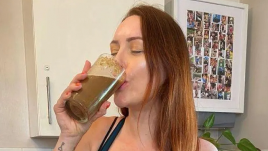 La influencer vegana que toma un licuado con semen de su novio para mejorar su salud