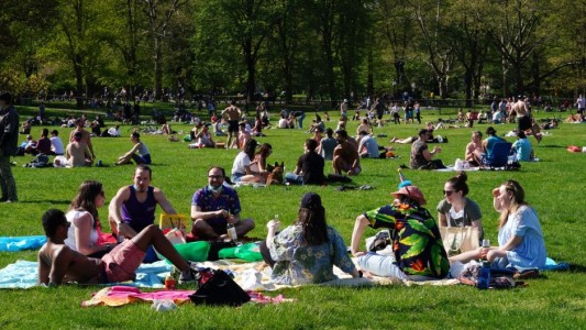Pese a la pandemia de coronavirus, miles de personas coparon el Central Park de Nueva York