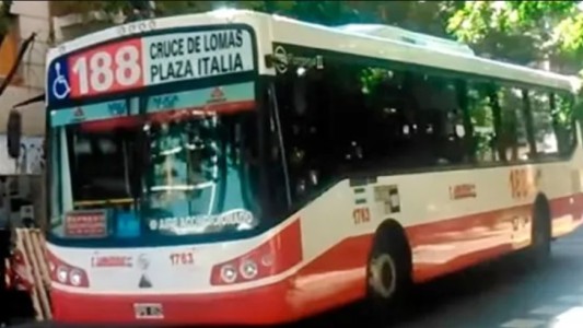 Robaron en un colectivo y le dejaron un cuchillo clavado en la cara al chofer