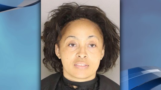 Video: una mujer se lamió las manos, tocó alimentos y fue detenida