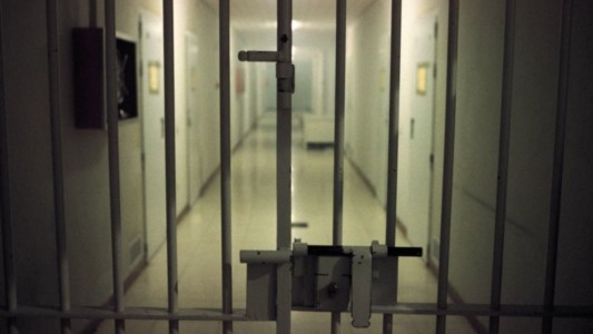 El primer preso con COVID-19 salió del hospital y está en una cárcel de La Plata